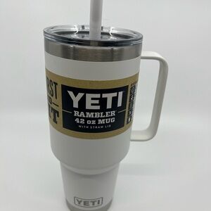NWT YETI Rambler 42 oz White Mug with Straw Lid and handle